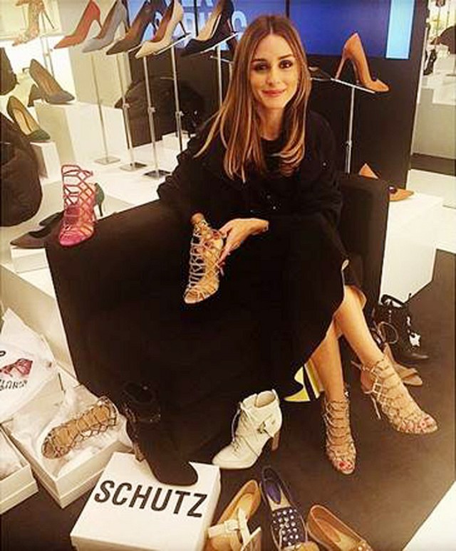 Olivia Palermo em NY a comprar as suas Sandálias Juliana da Schutz.